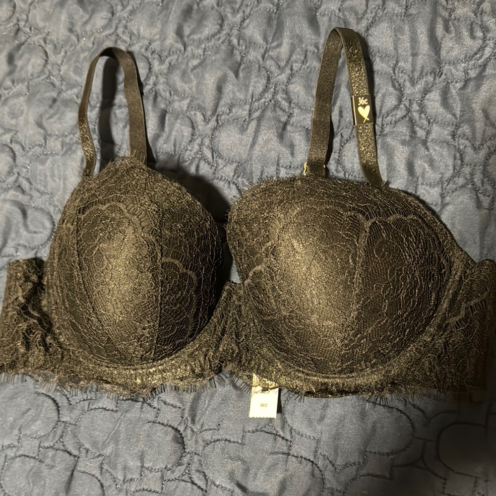 Victoria’s Secret Lace Underwire Bra in Black